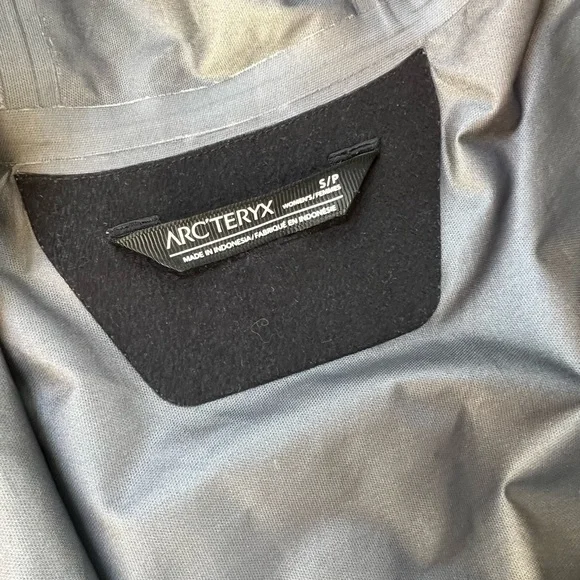 Arc’teryx - Small - Women’s- Gore-Tex long black rain jacket - Picture 8 of 8